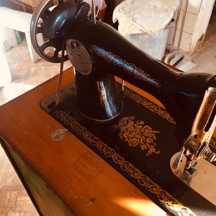 Швейная машинка ножная в тумбе, рабочая, срочно