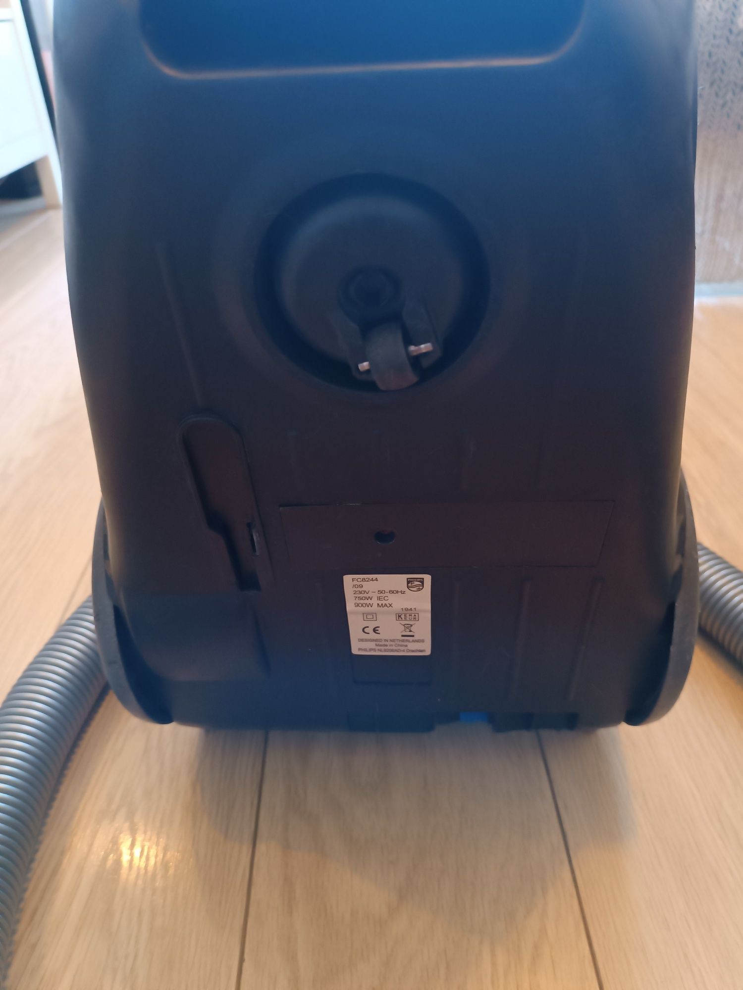 * Odkurzacz workowy Philips PowerGo FC8244/09