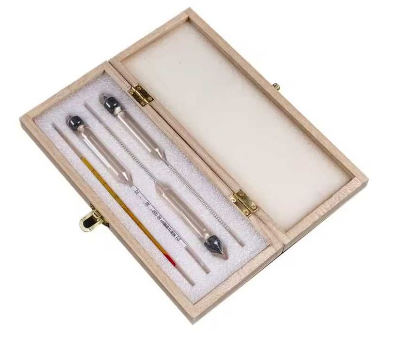 Набір ареометрів для спирту АСП-3 у дерев'яному футлярі з термометром.