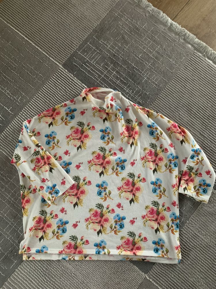 sweter w kwiaty reserwd