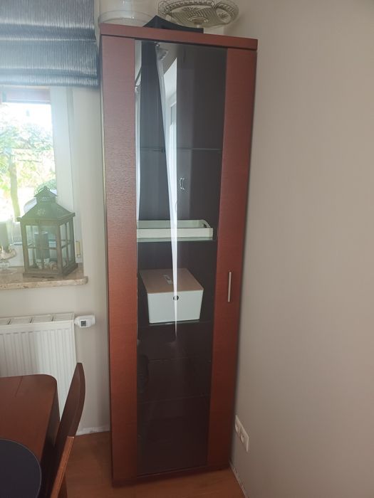 Witryna drewniana przeszklona szklane podswietlane polki z kolekcji me