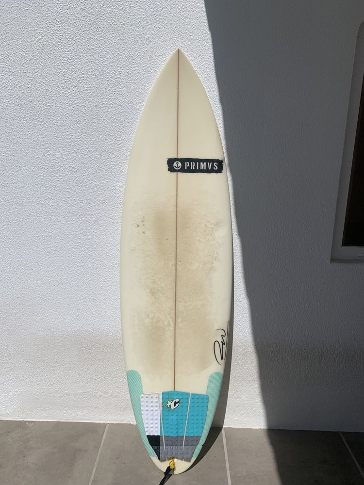 Prancha de surf 6’1 com shop, quilhas e capa incluída