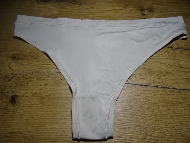 Marks & Spencer bezowe stringi nowe 44
