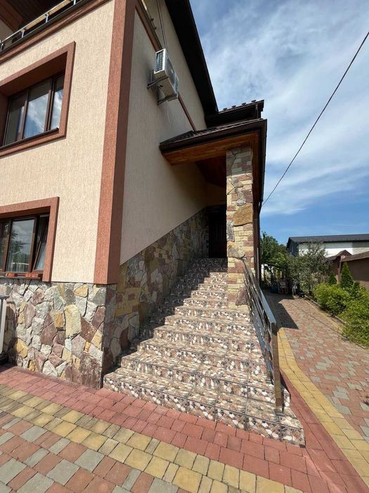 Продається сучасний приватний будинок с. Угринів 252 м2, 10 сот землі