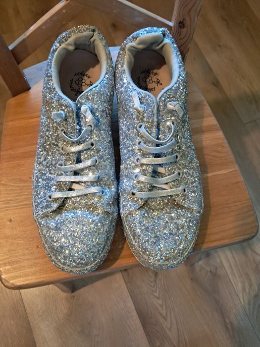 Buty brokatowe, Colors of California