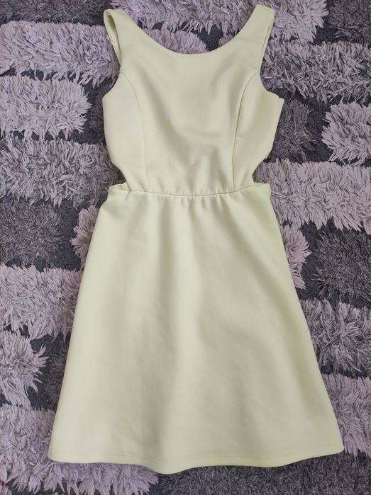 Krótka sukienka z wycięciami/seledynowa/ S