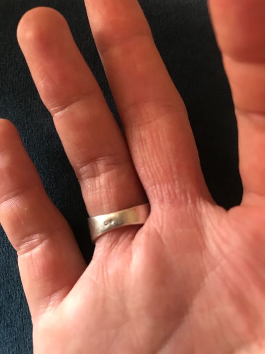 Anel de prata fino e anel de relevo