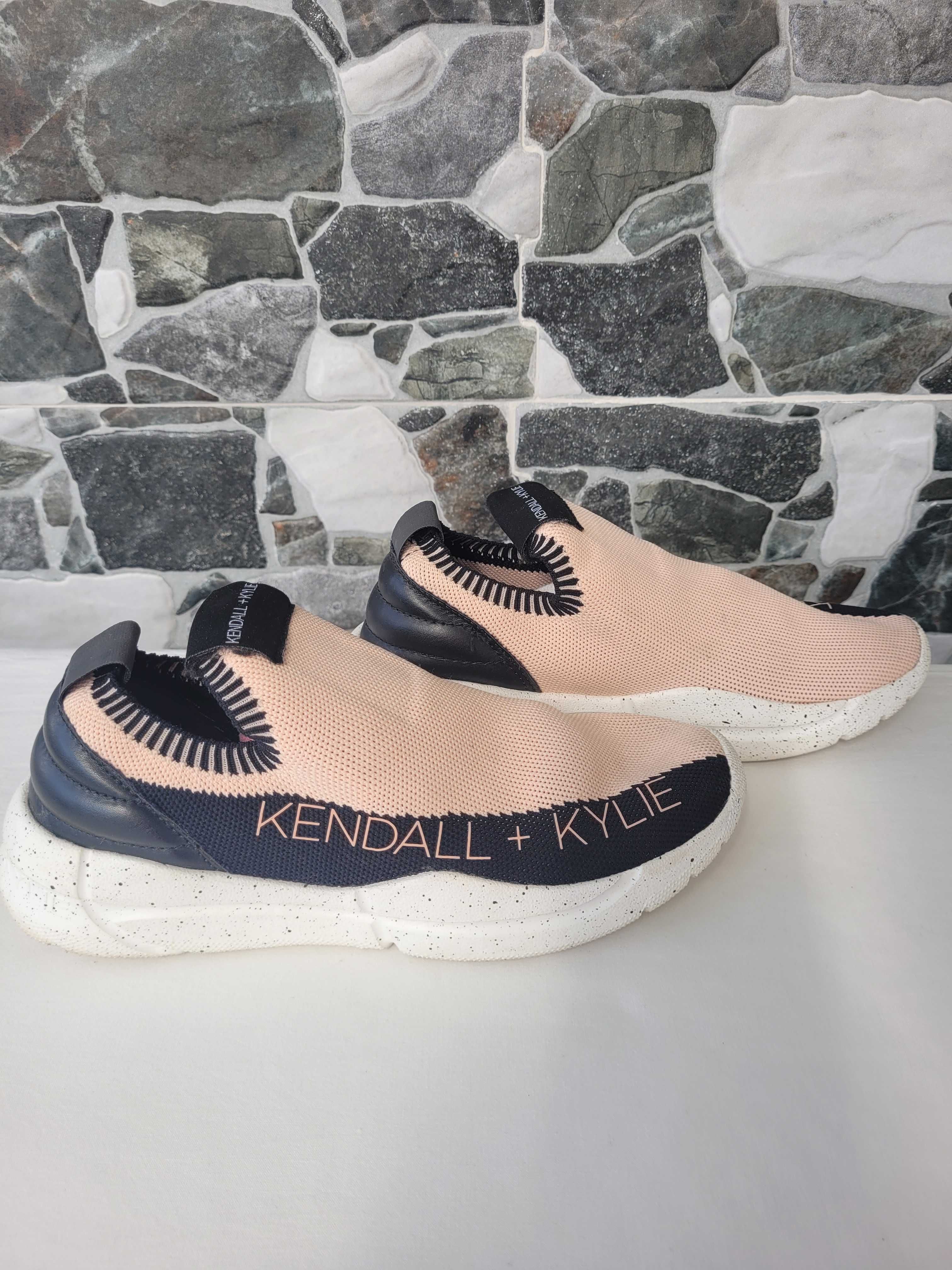 Tênis preto e rosa da Kendall + Kylie