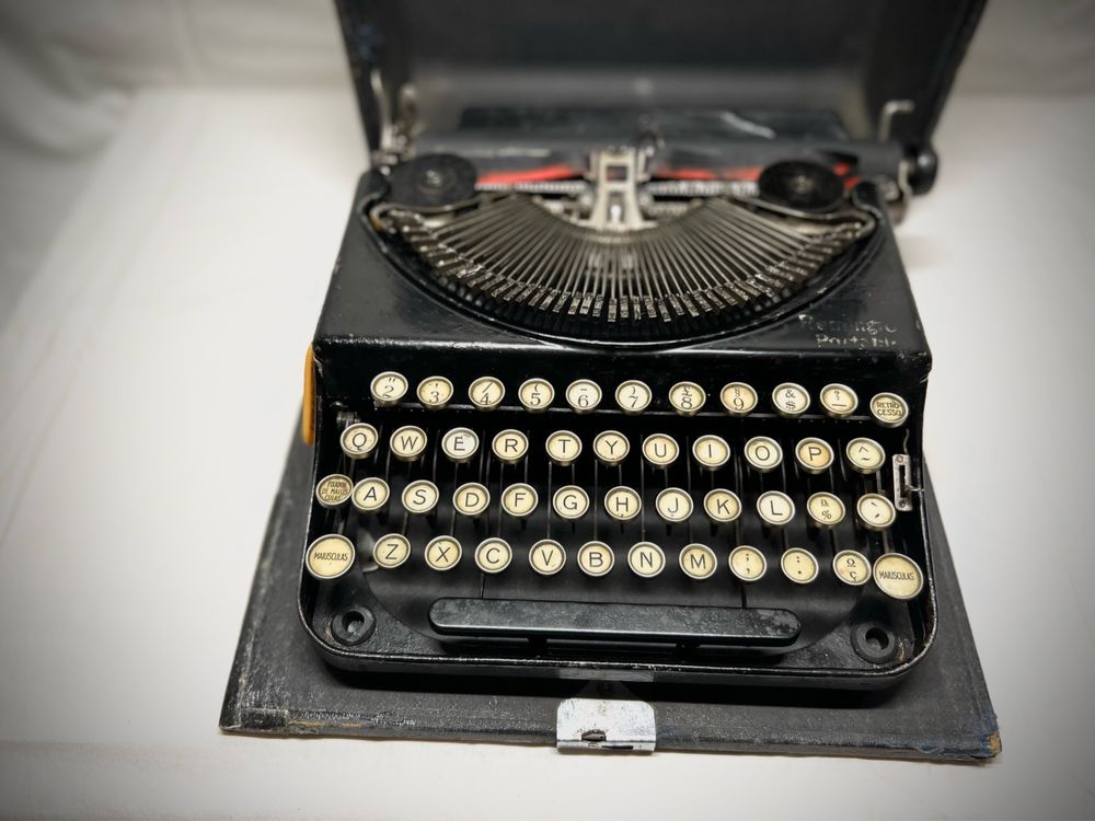 Máquina de Escrever - Remington Portátil c/ Mala