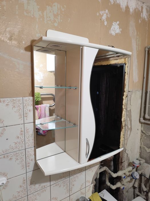 Подвесной шкаф с зеркалом в ванную комнату