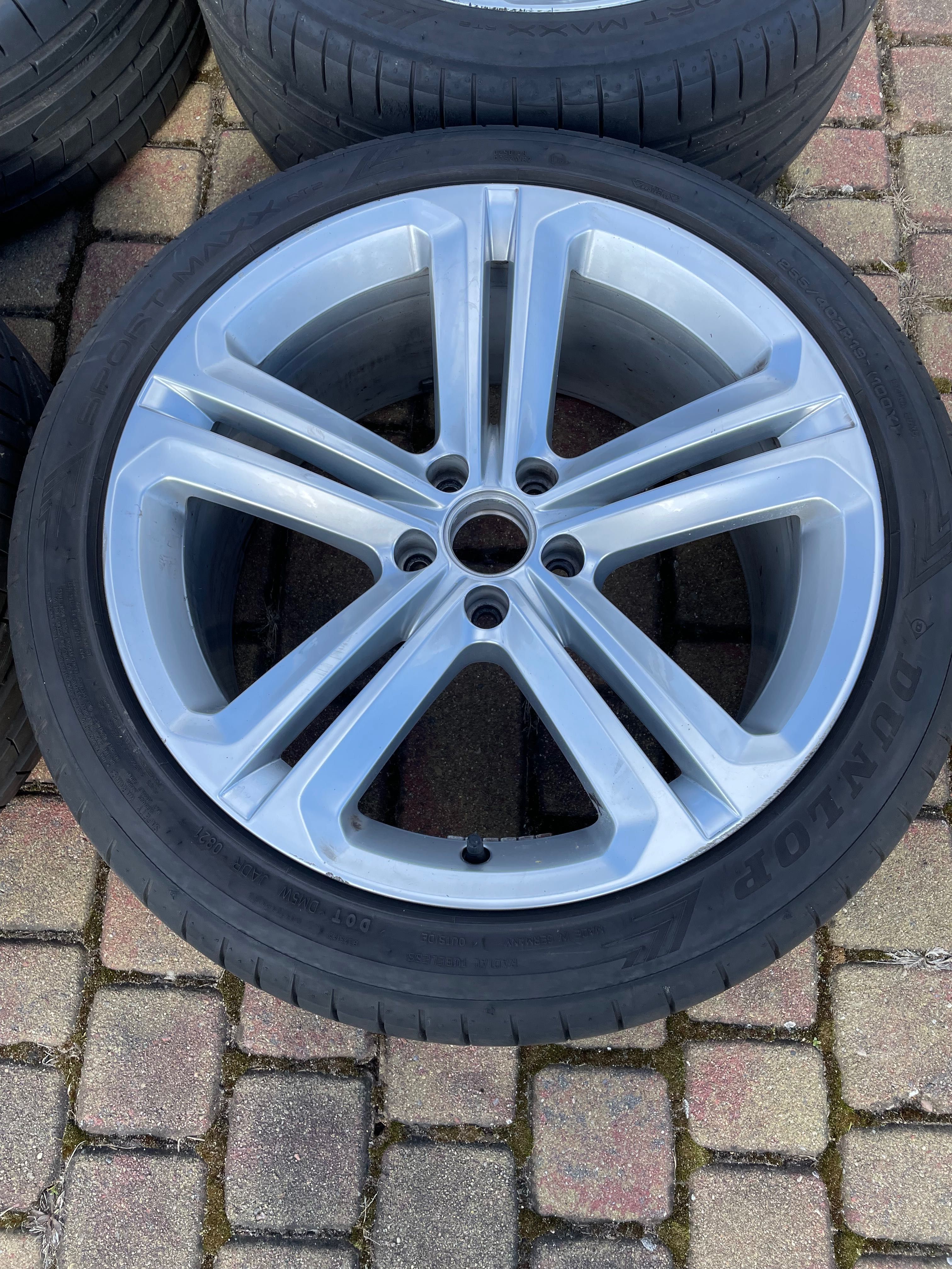 Oryginalne Felgi VW R-Line 9Jx19 ET33 z Oponami Dunlop