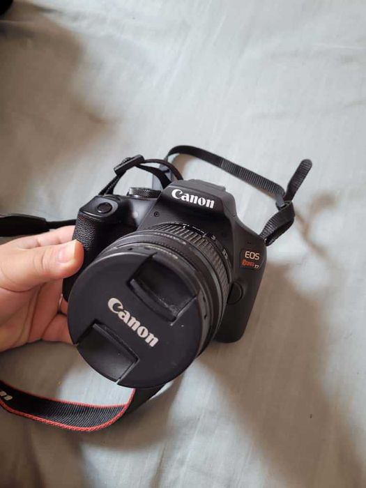 Câmera EOS Rebel T7+ com Lente EF-S 18-55mm IS II