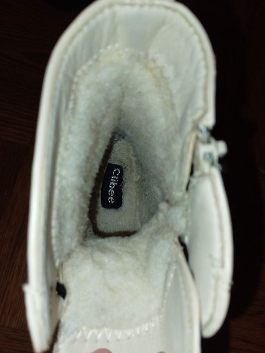 Модні зимові черевики для дівчини