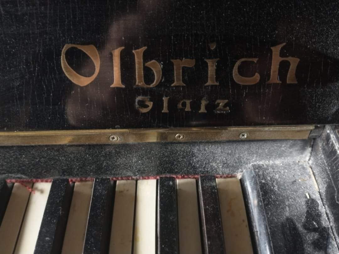 Olbrich - czarne pianino