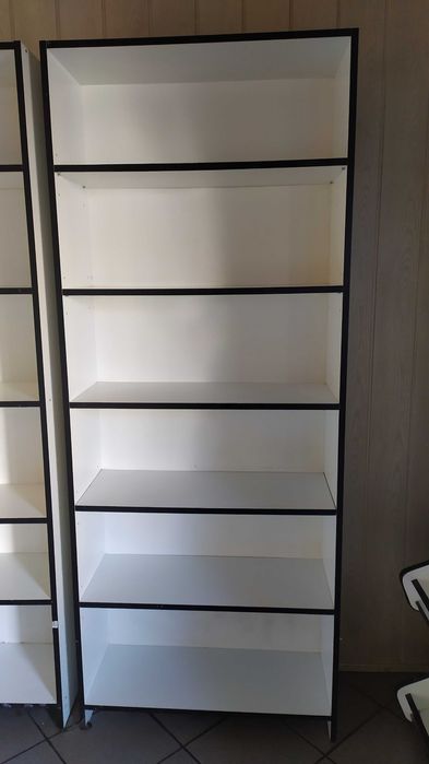 Regał biały z półkami