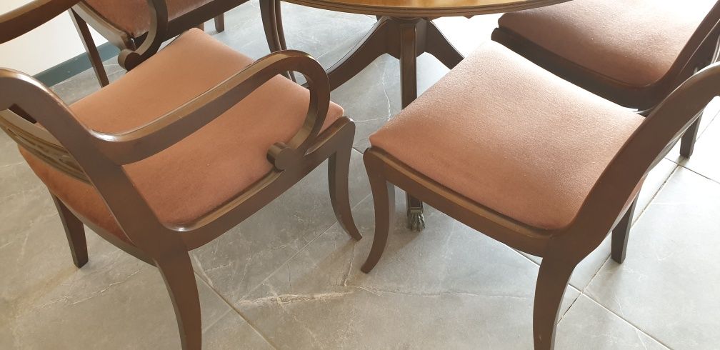 Klasyczny stół z 6 krzesłami – elegancki komplet wykonany w Anglii