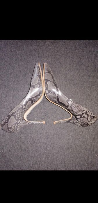 Sapato imitação pele de cobra