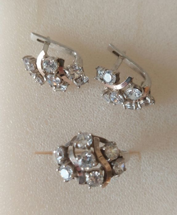 Серебряный набор с золотыми пластинами.