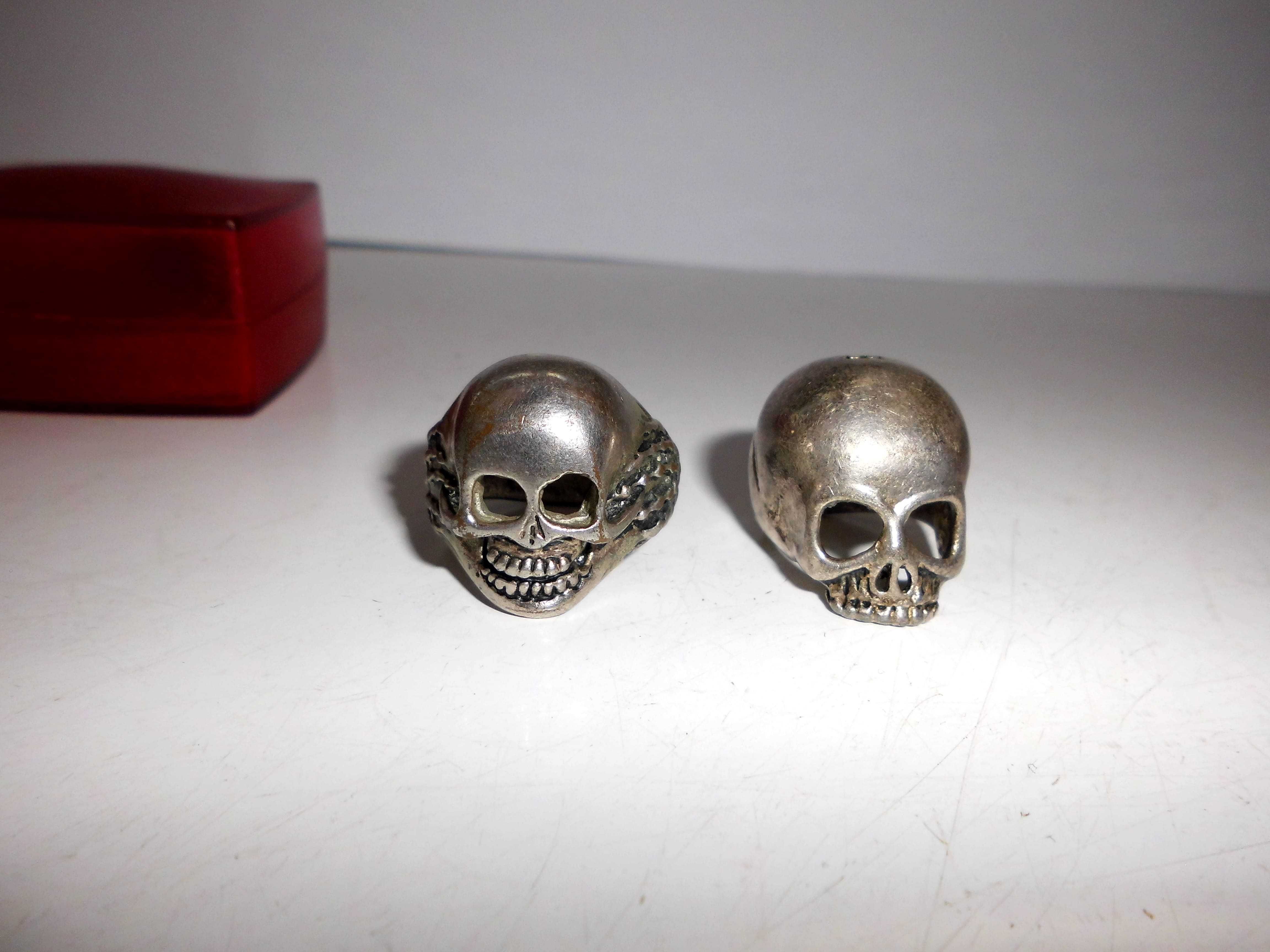Dwa stare sygnety Memento Mori .