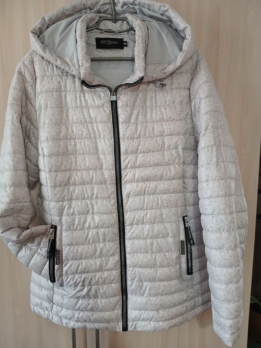 Жіноча куртка з капюшоном