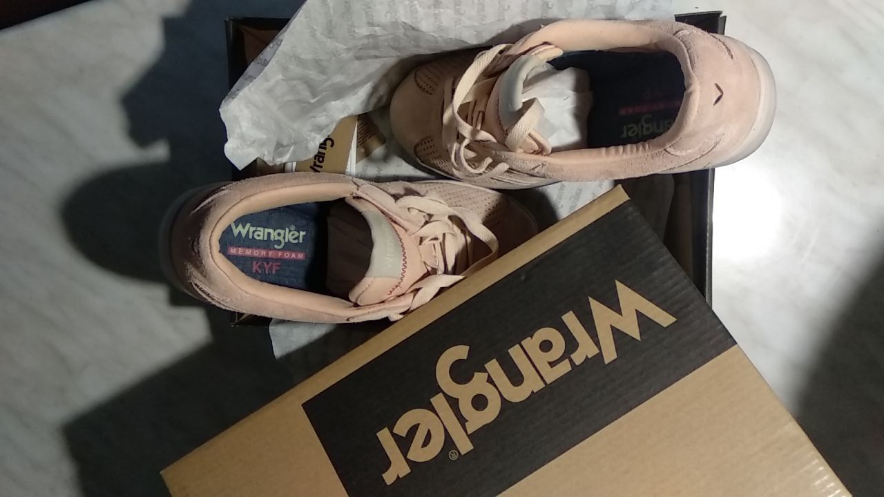 Продам кроссовки Wrangler