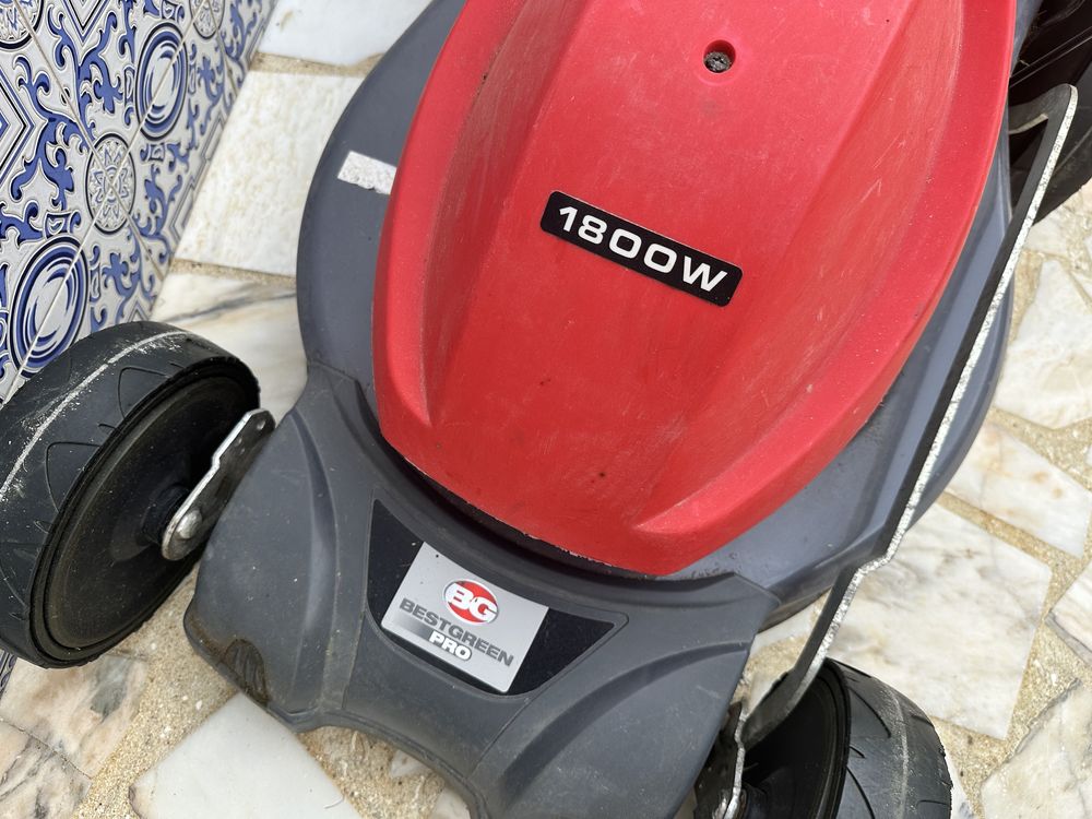 Corta relva com tração 1800w