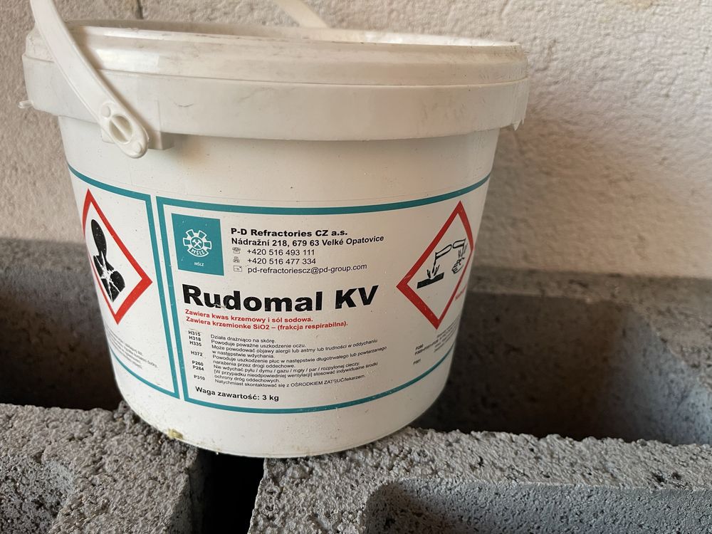 Skorsten komin systemowy + klej Rudomal KV - pozostałość po budowie
