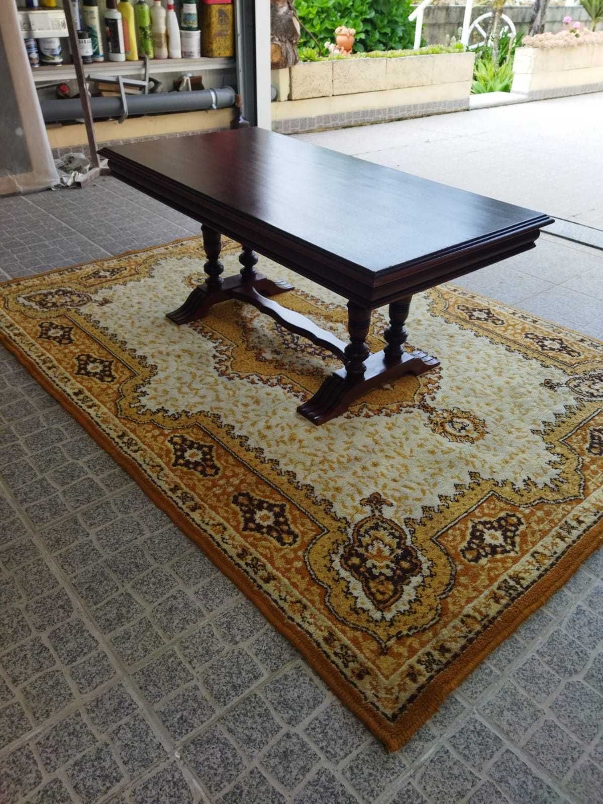 Mesa do centro  com carpete