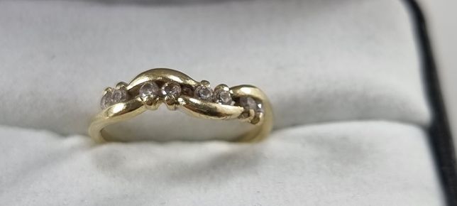 Delikatny złoty pierścionek z cyrkoniami 585 1.74 g r 13