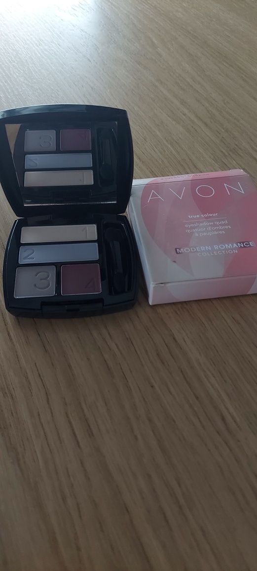 Paleta Poczwórne cienie do powiek Avon nowe