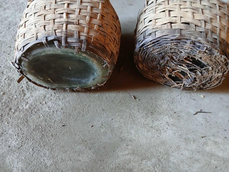 Garrafões empalhados