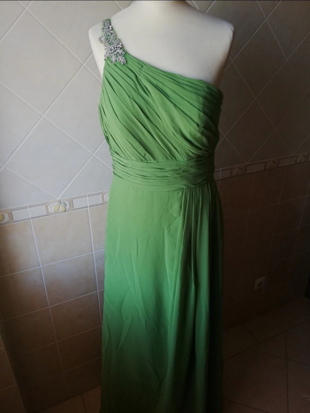 Vestido de cerimónia comprido, em verde alface