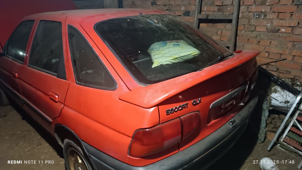 Форд.       ескорт.