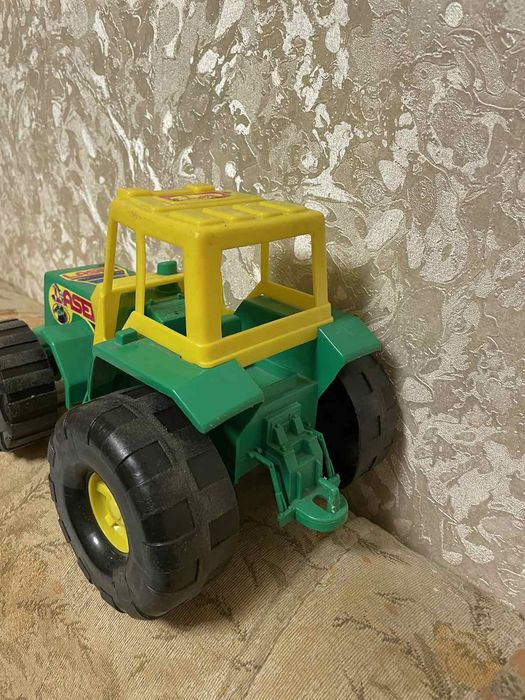 Продаётся игрушка трактор