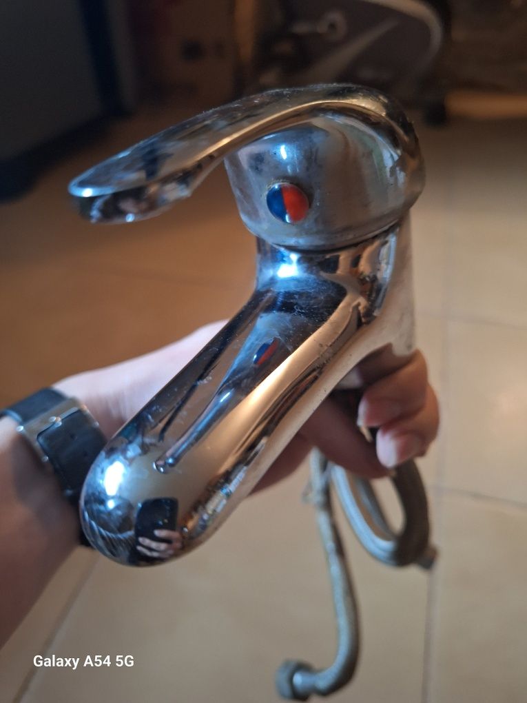 Umywalka 50 cm z kranem
