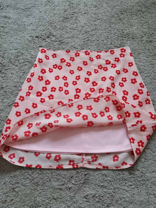 Różowa spódniczka w kwiatki Shein 36 S czerwona krótka mini letnia