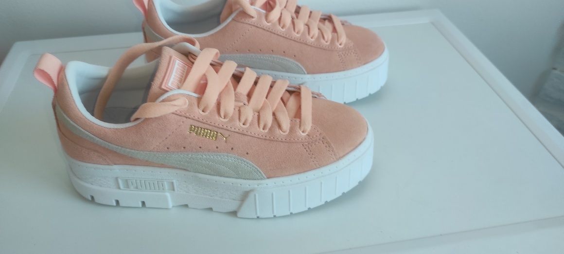 Buty Puma założone dwa razy