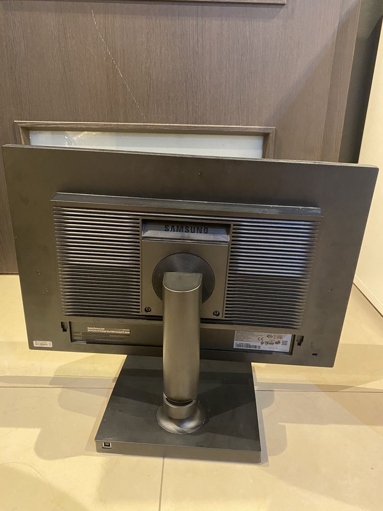 Komputer z monitorem