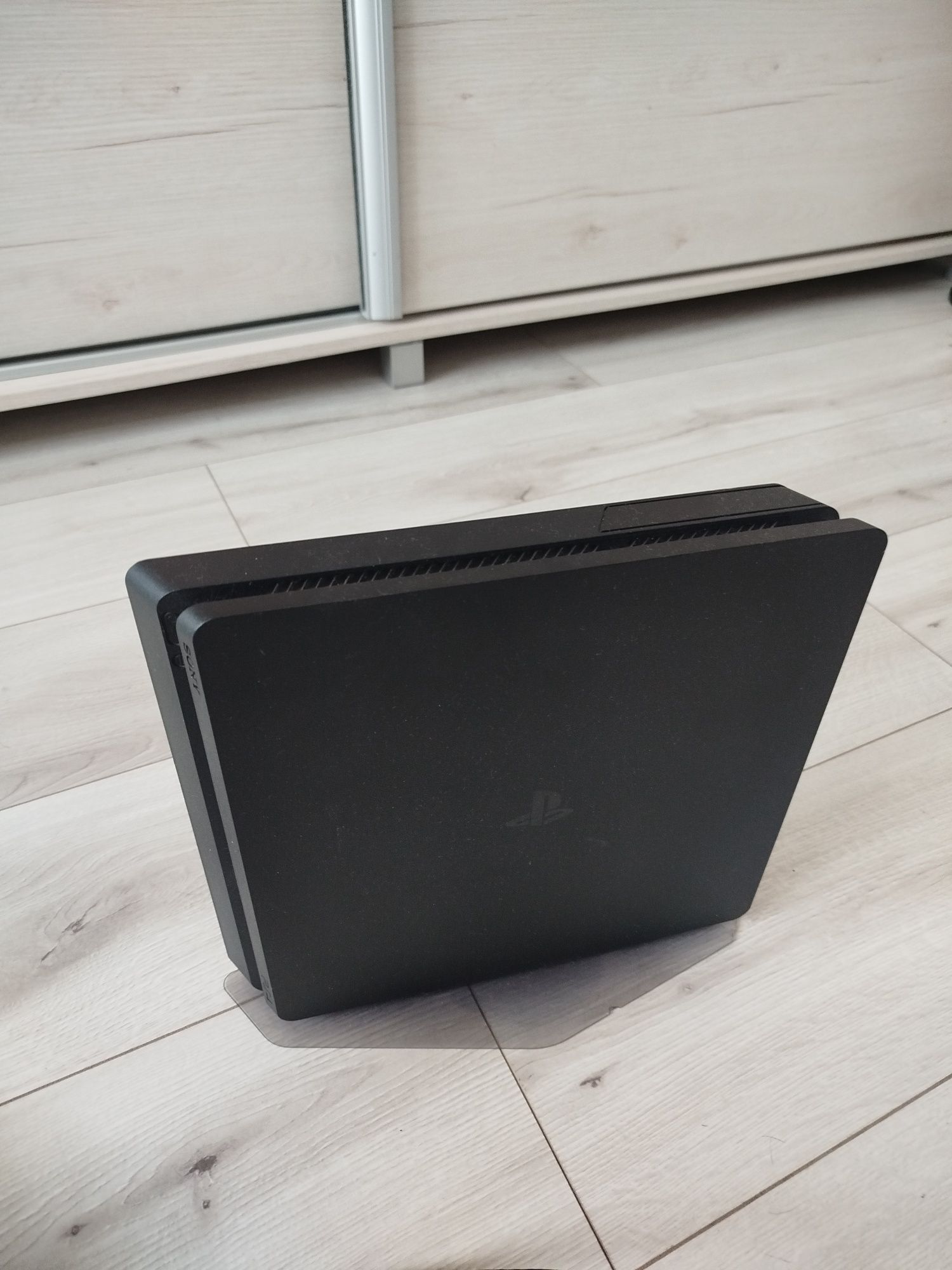 Ps 4 slim+ pad+ okablowanie+ stacja ładująca