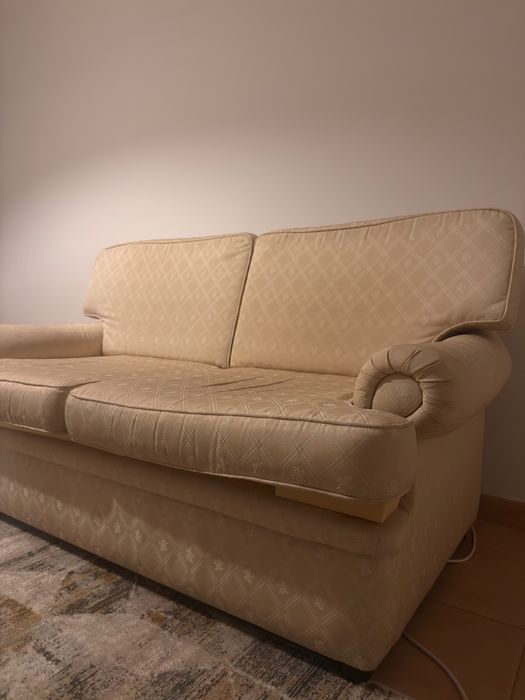 vendo com urgência sofá de 2 lugares