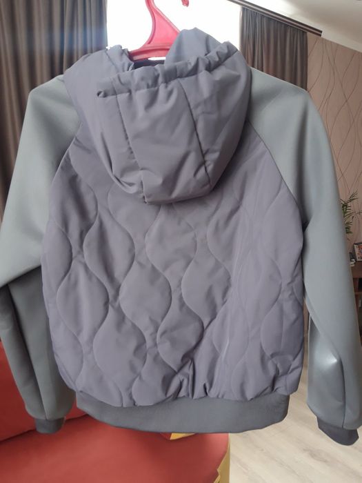 Продам бомбер-куртку жіночу.