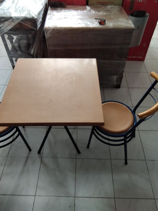 Conjunto cadeiras e mesas