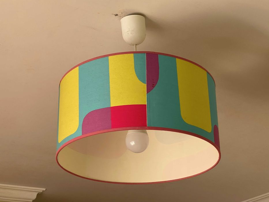 Candeeiro teto + 2 Cortinados + Candeeiro mesa às riscas coloridas