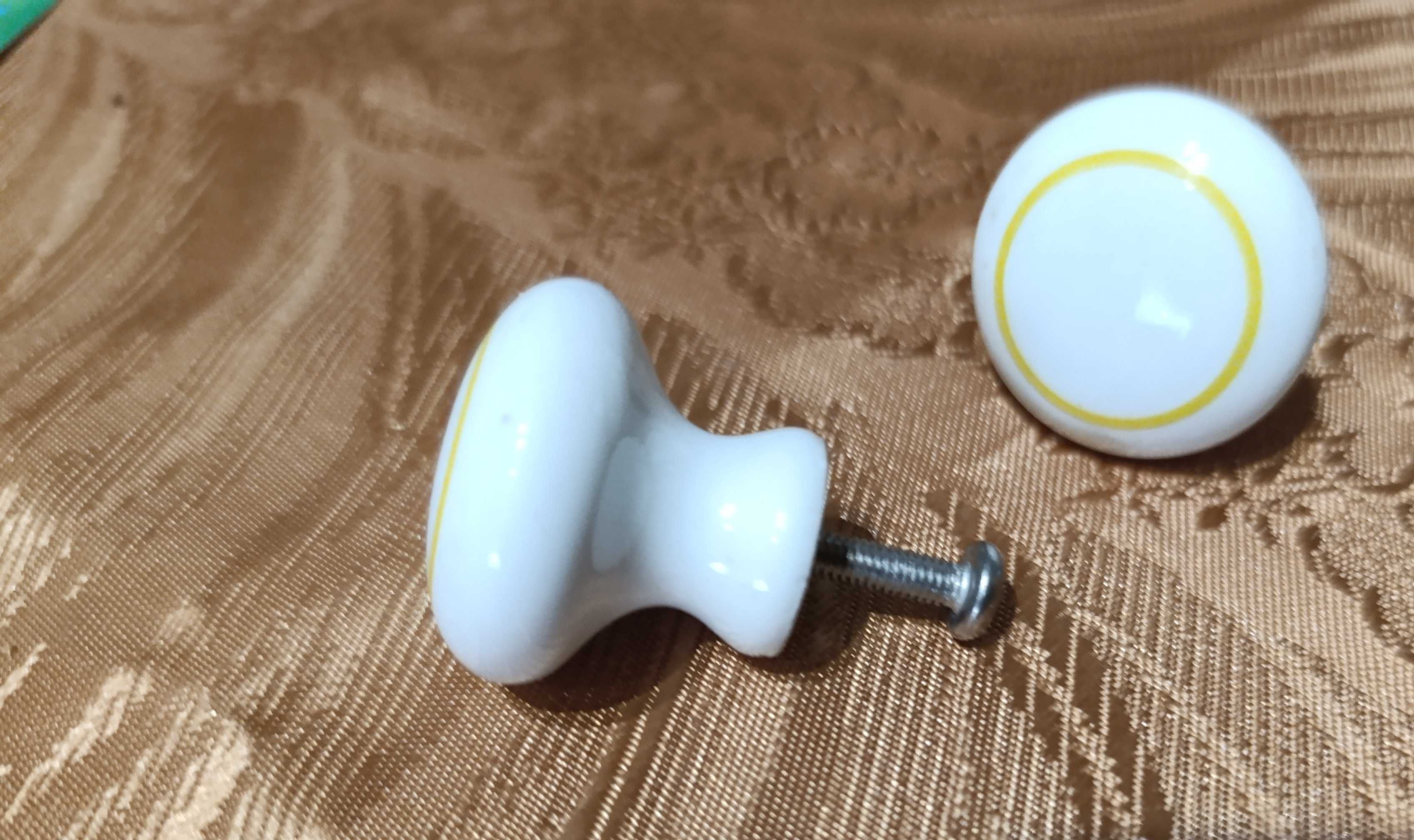 Par de puxadores para móveis, em cerâmica, brancos com orla amarelo