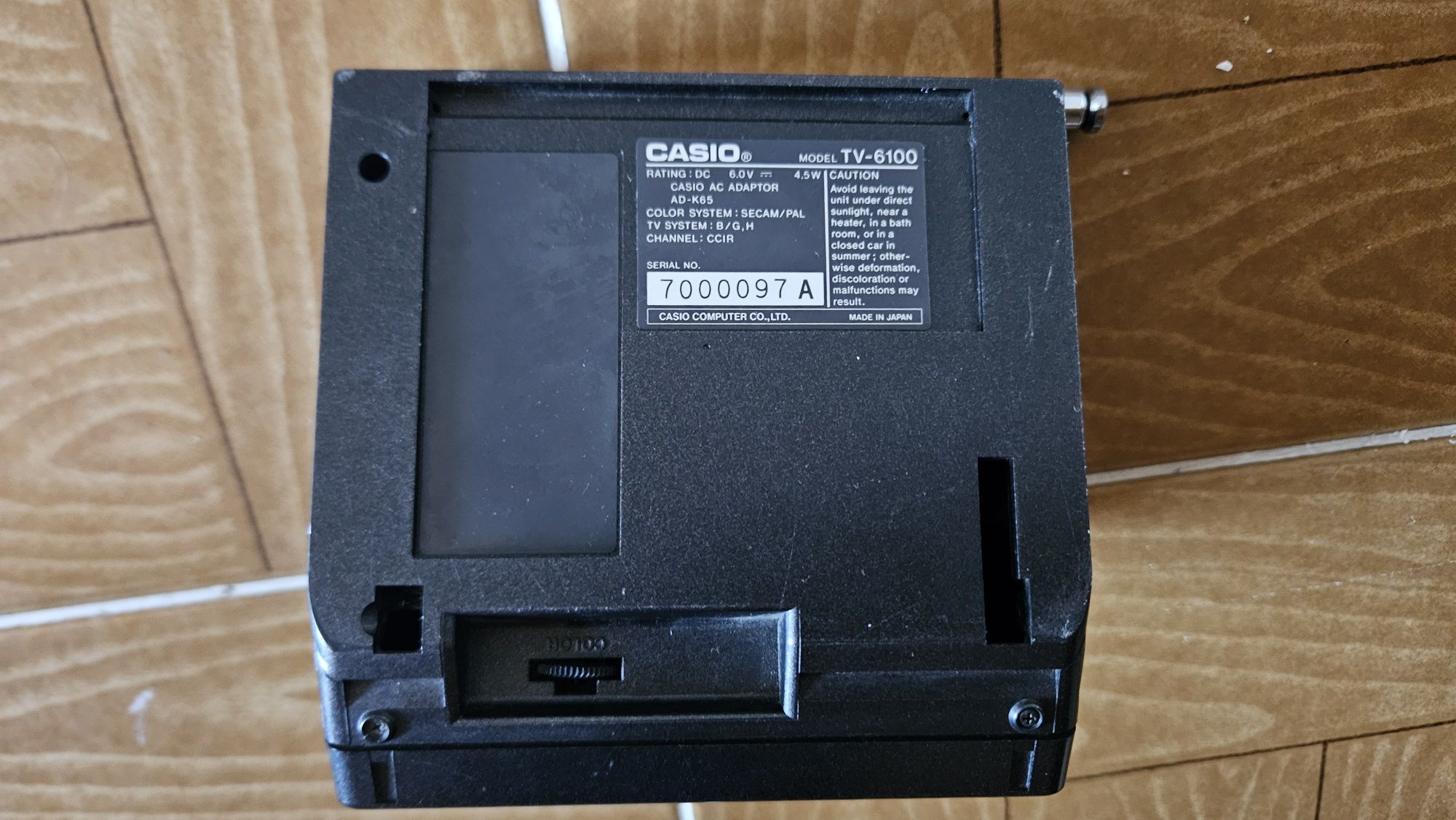 Mini TV Casio TV-6100 com Carregador + Cabo Jack AV