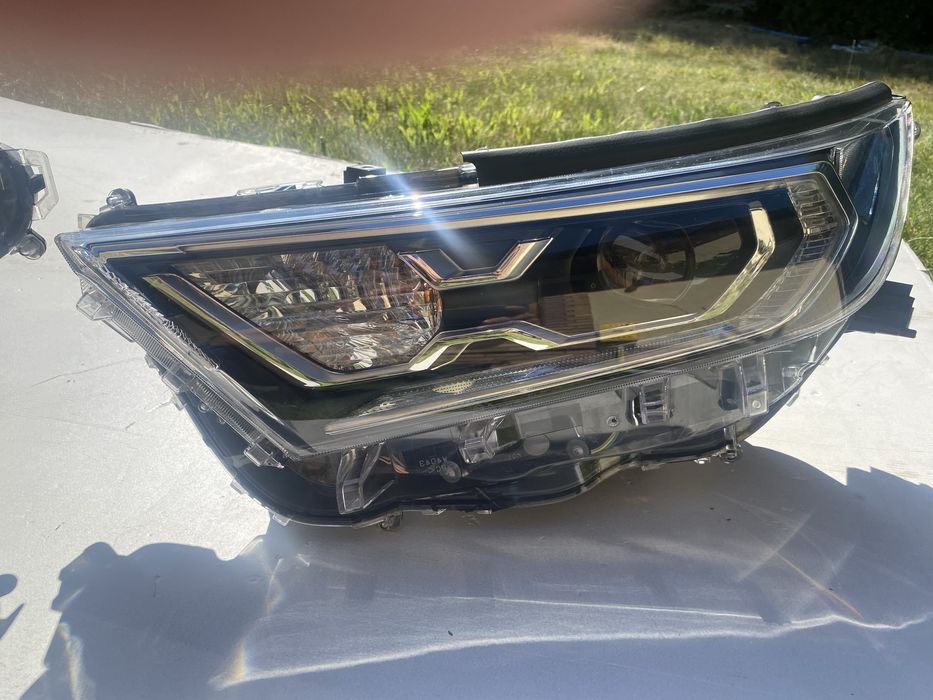 Lampa przednia Toyota Rav4 v 19 kompletna