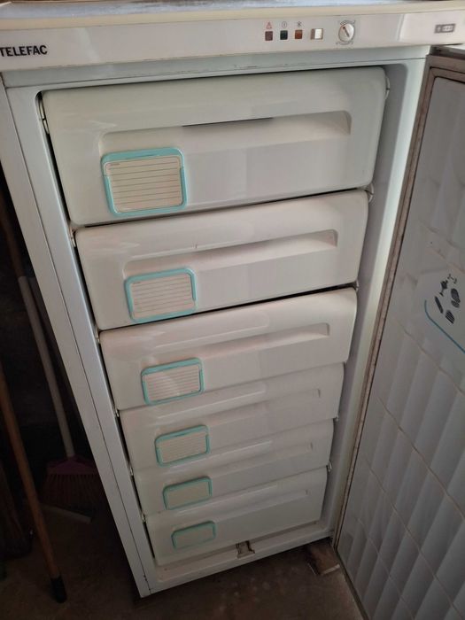 Arca frigorifica so com algumas manchas de ferruguem na porta