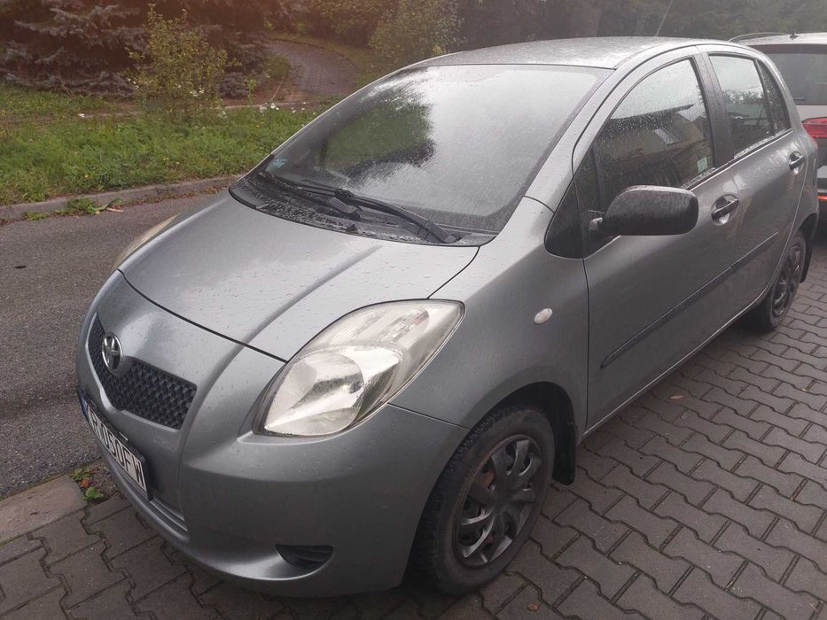 Toyota Yaris II 1.0 z klimatyzacją od właściciela z polskiego salonu