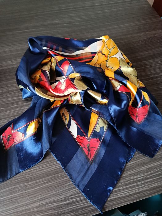 Lenço muito original.