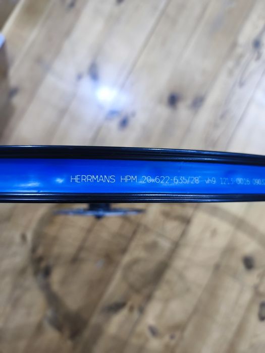 Przednie koło rowerowe 28 cali centerlock